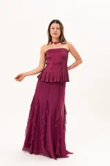 Pollera larga de microtul color magenta, totalmente forrada, de diseño fluido con volados que aportan movimiento y caída liviana.