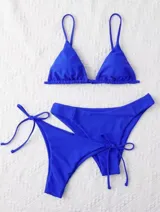 Conjunto de bikini azul eléctrico, compuesto por un corpiño triangular con tirantes finos y una bombacha cavada con tiras laterales para atar.