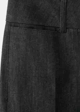 Jeans de denim negro de tiro bajo y corte recto, con presillas para cinto y bolsillos funcionales.