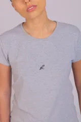 Remera básica de algodón con spandex, de calce cómodo y levemente elastizado. Presenta cuello redondo, mangas cortas y un pequeño bordado minimalista en el centro del pecho.