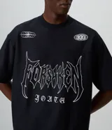 Remera boxy de algodón y poliéster color negro, con cuello redondo, mangas cortas y estampado frontal con gráficos y lettering "Forsaken Youth".