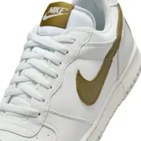 Championes Nike modelo Low Lux, color blanco con detalles en tono mostaza y suela blanca.