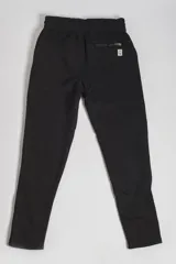 Pantalón deportivo de invierno con frisa, color negro, de corte regular. Cuenta con cintura elástica con cordón ajustable, bolsillos laterales y logo estampado en la pierna izquierda.