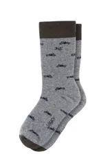 Medias grises con puño y puntera marrón oscuro, con estampado de autos antiguos en azul marino.