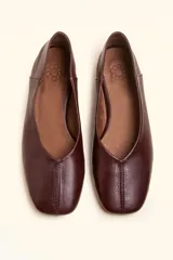 Zapato chatita de cuero bordó, de una sola pieza, con punta cuadrada y suela de cuero natural.
