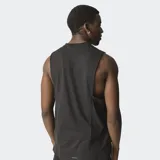 Musculosa deportiva Adidas de ajuste regular, color negro, con cuello redondo y tecnología AEROREADY para absorber la humedad. Cuenta con dobladillo trasero ligeramente más largo y el logo de la marca en el pecho.