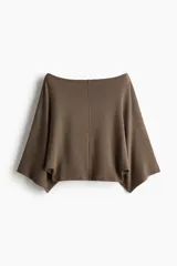 Top oversized de punto fino color marrón, con escote bote amplio, mangas tres cuartos y bajo recto.