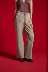 Pantalón jean gris de tiro alto, con pinzas frontales, bolsillos y diseño de pernera ancha.