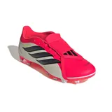 Championes de fútbol Adidas Predator Club, con diseño en color rojo vibrante y paneles laterales en color gris claro. Presentan las icónicas tres tiras de la marca en negro y una lengüeta plegable sobre el empeine.