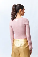 Top negro de tejido de punto con escote en V con tiras horizontales y mangas largas acampanadas.