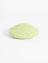 Boina verde tejida a crochet con diseño texturizado.