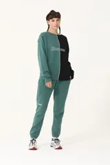 Buzo de cuello redondo combinado en verde y negro con logo retro bordado.