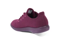 Zapatilla de diseño minimalista confeccionada en lana merino, con cordones al tono y suela de EVA. Presenta un estilo atemporal y versátil, ideal para uso diario.