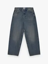 Jean de corte holgado y tiro medio, confeccionado en denim de algodón con lavado oscuro y efecto desgastado vintage. Presenta pierna ancha y diseño de cinco bolsillos.