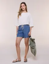 Short verde militar de tiro medio, confeccionado en lyocell con cintura elastizada y cordón tubular de ajuste con punteras metálicas. Cuenta con amplios bolsillos delanteros aplicados y diseño holgado.