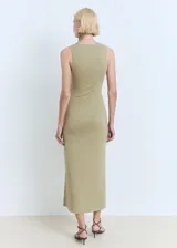 Vestido midi color verde militar de corte recto y sin mangas, con cuello redondo, tirantes anchos y detalle de nudo con lazo en la cintura.