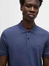 Polo de manga corta color verde menta, confeccionado en piqué de algodón, con cuello y tapeta de tres botones. Presenta un logo bordado tono sobre tono en el pecho.