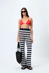 Pantalón tejido con motivo zigzag en blanco y negro, de corte flare y cintura elastizada.