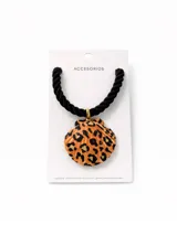 Collar con cordón grueso negro y dije de concha con estampado animal print.