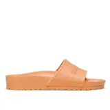 Sandalias Birkenstock Barbados Eva color naranja, de goma eva, con tira ancha sobre el empeine con el nombre de la marca en relieve.