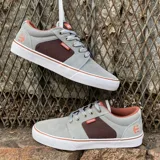 Championes Etnies Barge LS grises con detalles en marrón y suela blanca.