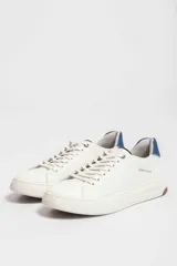 Zapatillas urbanas blancas con detalle azul en el talón y suela de goma.