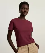 Remera básica de cuello redondo y manga corta, confeccionada en algodón peruano de alta calidad. Presenta un diseño liso y versátil, ideal para uso diario.