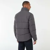 Campera acolchada de corte recto en color gris, con capucha ajustable, cierre frontal de cremallera y botones a presión, y bolsillos laterales.