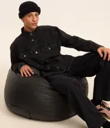 Camisa masculina Blue Steel de corte oversized tipo boxy, confeccionada en denim de algodón con efecto marmolado. Presenta cuello camisero, mangas largas, cierre frontal con botones metálicos y dos bolsillos con solapa en el pecho.