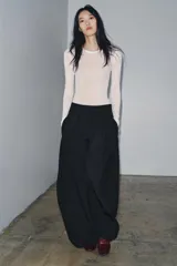 Pantalón de tiro medio ZW Collection con estampado de raya diplomática, bolsillos laterales ocultos y detalle de pinzas delanteras. Pierna ancha y cierre frontal con cremallera, botón y ganchos metálicos.