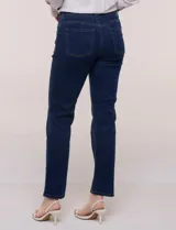 Jean recto de tiro alto y color azul oscuro, con diseño clásico de cinco bolsillos, trabillas para cinturón y cierre frontal con botón y cremallera.