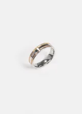 Anillo de acero quirúrgico hipoalergénico plateado con ranuras doradas.