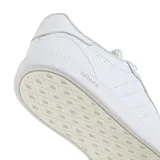 Championes Adidas Breaknet Sleek blancos de cuero sintético con las tres tiras laterales características de la marca.