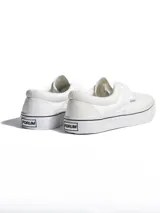 Championes de lona color blanco con cordones al tono y suela de goma blanca con una fina línea negra. Presenta etiqueta con logo de la marca en el lateral.
