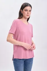 Remera manga corta color rosa con cuello a la base.