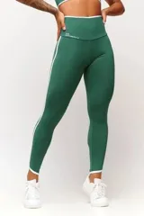 Conjunto deportivo compuesto por top cropped y calza larga tiro alto, color verde oscuro con detalles en blanco.