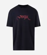 Remera de algodón con corte relajado, cuello redondo y mangas cortas. Presenta una estampa frontal con lettering en color rojo y un diseño gráfico en la espalda.