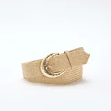 Cinturón elástico flexible color beige con aspecto de paja y brillo sutil. Cuenta con una hebilla metálica dorada de diseño irregular y pasador de cuero sintético.