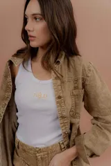 Chaqueta de jean azul, de corte entallado, con cuello camisero, cierre frontal con botones y bolsillos delanteros con solapa.