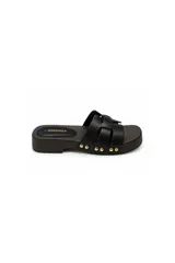 Sandalias tipo zueco marca Paddock, color negro, con tiras cruzadas en el empeine y detalle de tachas metálicas doradas en los laterales. Posee suela estilo madera con plataforma baja.