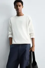 Jersey de punto regular fit, color azul marino, con cuello redondo y manga larga. Confeccionado en hilatura con mezcla de algodón y cáñamo. Acabados en rib.