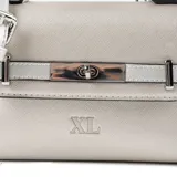Cartera chica tipo bandolera de símil cuero color plateado, con solapa y cierre de broche giratorio, asa superior fija y correa regulable extraíble. Cuenta con el logo de la marca en la parte frontal y herrajes plateados.