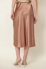 Pollera midi color marrón cobrizo de satén de seda, corte al bies y cintura elastizada.