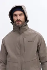 Campera de corte regular confeccionada en tejido técnico liviano y resistente. Presenta cierre frontal, cuello alto y diseño minimalista en color azul marino.