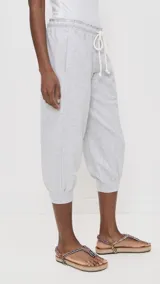Pantalón jogger gris de rizo francés, con cintura elástica ajustable con cordón, dobladillo elástico en los tobillos y bolsillos laterales.