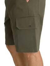 Short cargo Caterpillar color verde militar, con tiro medio, bragueta con cremallera y botón, bolsillos laterales para las manos, bolsillos traseros con solapa y bolsillos cargo utilitarios a los lados.