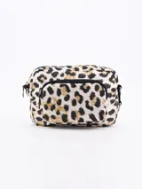Bandolera rectangular con estampado animal print de leopardo en tonos beige, negro y dorado. Tiene un bolsillo frontal con cierre y correa larga regulable.