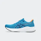 Championes de running Asics Versablast 4, color negro con detalles en naranja y suela blanca con tecnología AmpliFoam+. Diseño ligero y reactivo para entrenamiento versátil.