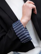 Blazer crop color marrón, marca Dictionary. Cuello con solapa, manga larga y forro interno estampado a rayas.