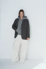 Blazer de botonadura sencilla en mezcla de lana color gris. Modelo con solapas de muesca, hombreras y bolsillos de parche delanteros. Cuenta con cierre de botones en el frente y forro interior.